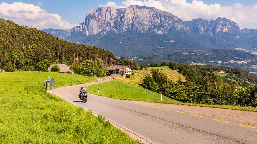 Motorradfahrer nehmen Panoramakurve in den Bergen