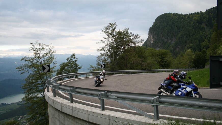 Motorradfahrer nehmen Panoramakurve in den Bergen