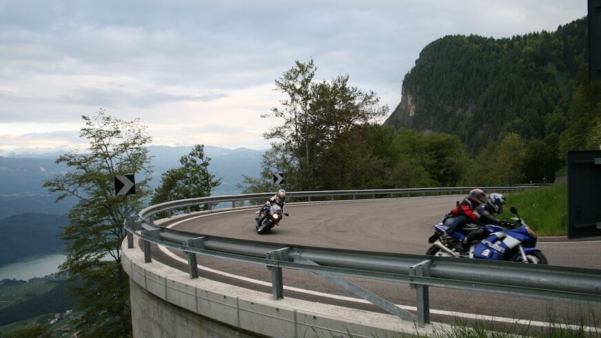 Biker beim Kurvenfahren in Obereggen