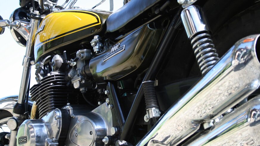 Detailaufnahme Motor eines gelben Oldtimer-Motorrads