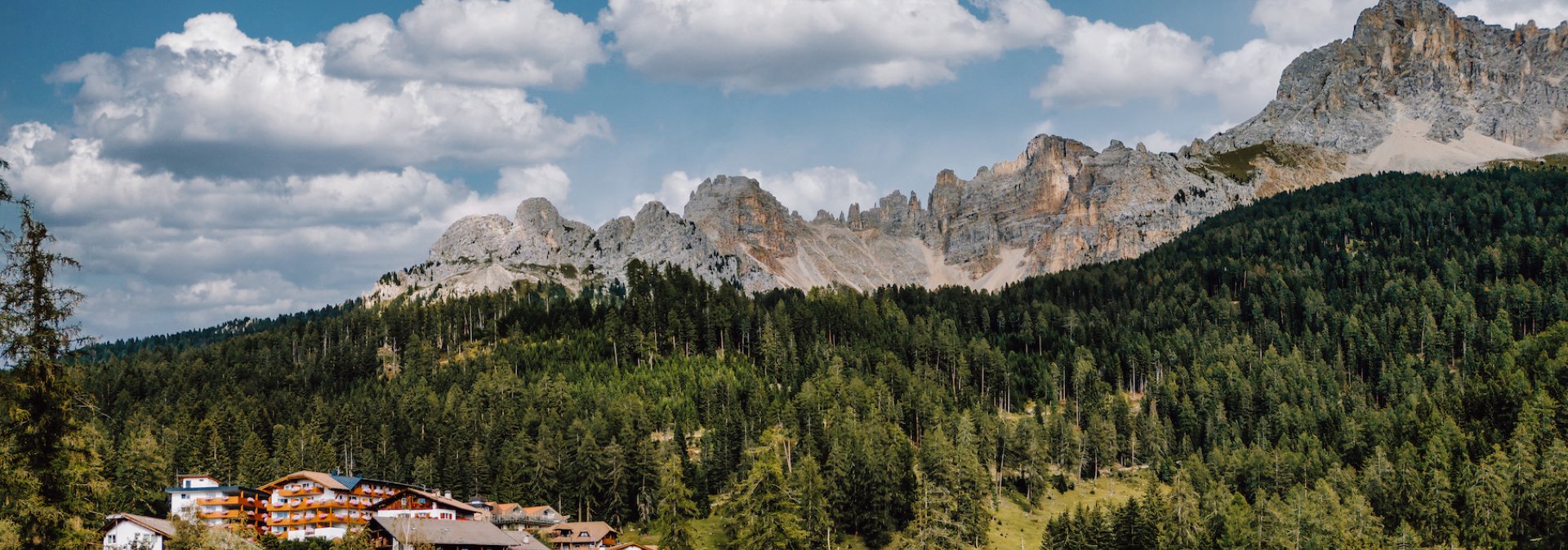 Hotel Mont Floris estivo circondato da boschi e montagne
