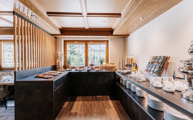 Buffet per la colazione con ampia scelta di piatti