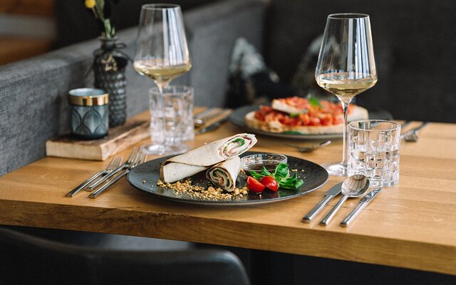 Cena elegante con wrap, bruschetta e vino bianco