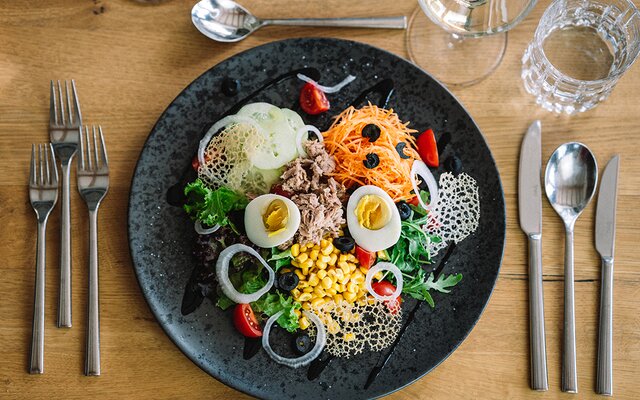 Insalata colorata con tonno, uova, mais e verdure fresche