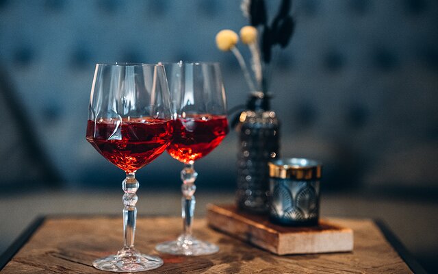 Due bicchieri di vino rosso su tavolino elegante