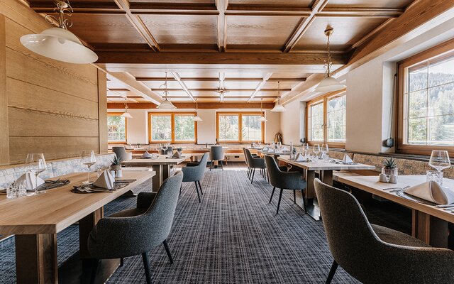 Heller Speisesaal mit elegant gedeckten Tischen