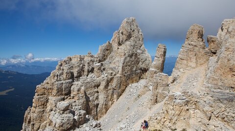 Torrioni rocciosi con escursionisti sulle Dolomiti