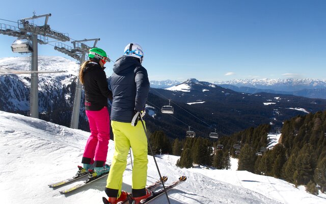 Skifahrer genießen Ausblick über die Piste
